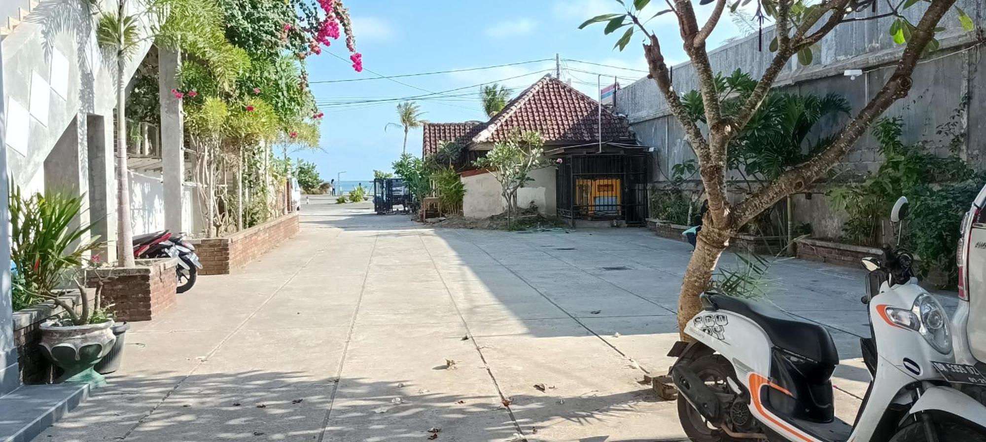 Отель Bungalow And Restaurant Anda Kuta  Экстерьер фото